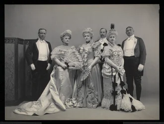 Gruppeportræt af Sydney Dillon Ripley, fru J.T. Burden, fru Wm. Jay, Benjamin Nicol og oberst Wm. Jay ved James Hazen Hyde Ball, New York, 31. januar 1905 (sølvgelatineprint)